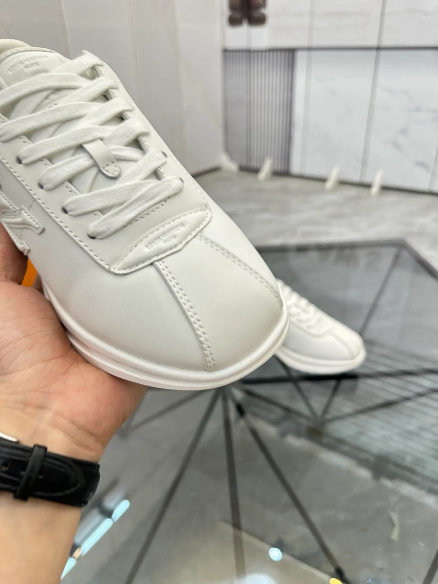 Men's shoes: 💰P700¥ Top quality Product trademark: LV* "Louis Vuitton*" low-top casual shoes Regular size: 35-45 (can be customized to 46) Couple style Product materials: Imported cowhide upper, breathable lining, original outsole. Number: two